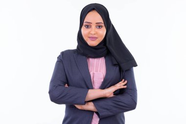Genç güzel Afrikalı Müslüman iş kadını kolları geçti