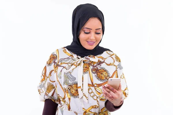 Felice giovane bella donna africana musulmana utilizzando il telefono — Foto Stock