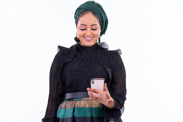Szczęśliwy młody piękny African Muslim kobieta za pomocą telefon — Zdjęcie stockowe