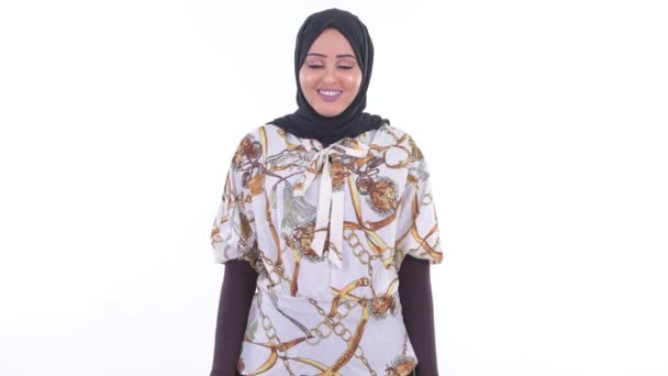 幸せな若い美しいアフリカのイスラム教徒の女性が微笑む — ストック動画