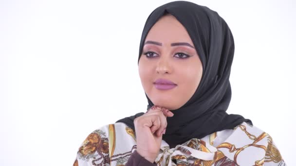Gesicht einer glücklichen jungen schönen afrikanischen muslimischen Frau, die nachdenkt und aufblickt — Stockvideo