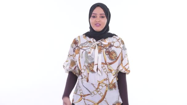 Happy young beautiful African Muslim woman waving hand — Stock Video