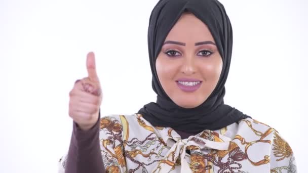 Πρόσωπο της ευτυχισμένη νεαρή αφρικανική μουσουλμανική γυναίκα δίνοντας αντίχειρες επάνω — Αρχείο Βίντεο