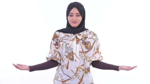 Счастливая молодая африканская мусульманка сравнивает что-то — стоковое видео