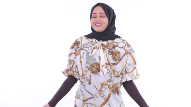 Mutlu genç Afrikalı Müslüman kadın gözleri kapalı rahatlatıcı — Stok video