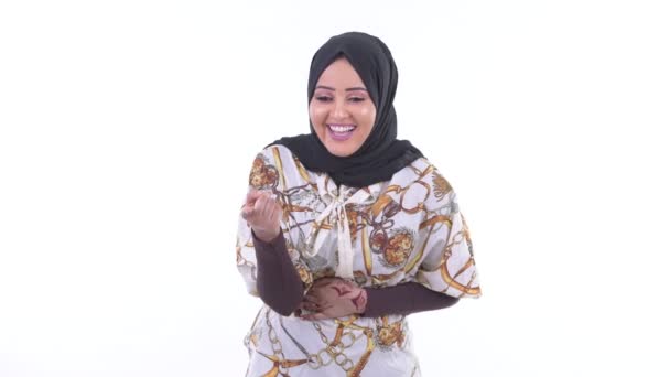 Счастливая молодая африканская мусульманка смеется и показывает в камеру — стоковое видео