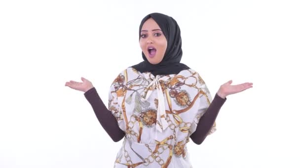 Jovem mulher muçulmana africana feliz olhando surpreso — Vídeo de Stock