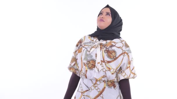 Mujer musulmana africana estresada que parece aburrida y cansada — Vídeos de Stock