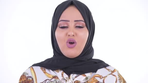 Wajah serius wanita muda Afrika Muslim mengangguk kepala no — Stok Video