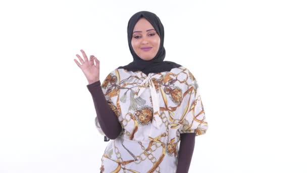 OKサインを持つ幸せな若いアフリカのイスラム教徒の女性 — ストック動画