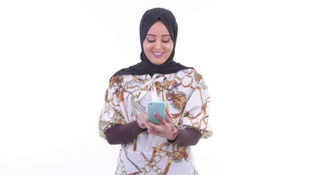快乐年轻的非洲穆斯林妇女使用手机 — 图库视频影像