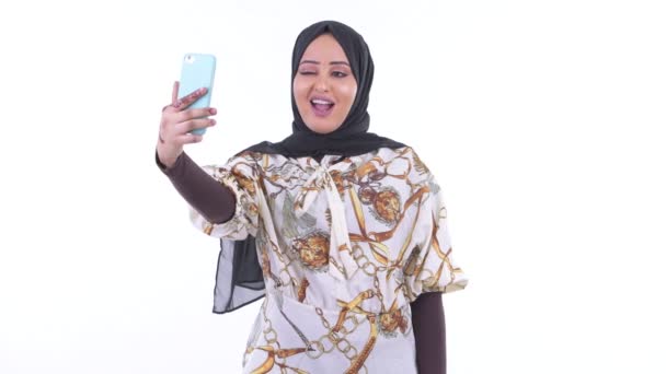 Szczęśliwa młoda Afrykańska muzułmańska kobieta biorąca selfie — Wideo stockowe