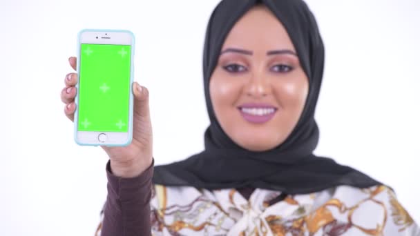 Visage de heureuse jeune femme musulmane africaine montrant téléphone — Video