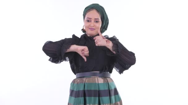 Förvirrad ung afrikansk muslimsk kvinna välja mellan tummen upp och tummen ner — Stockvideo