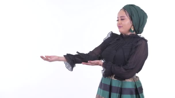 Estressado jovem Africano muçulmano mulher mostrando algo — Vídeo de Stock