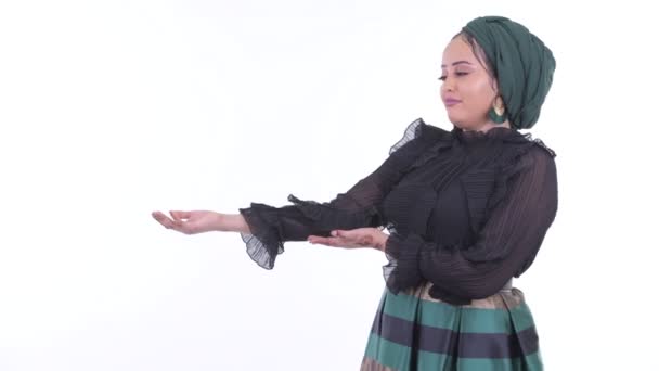 Stressé jeune femme musulmane africaine montrant quelque chose 