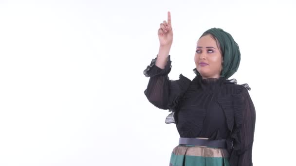Estressado jovem muçulmano Africano mulher pensando e apontando para cima — Vídeo de Stock