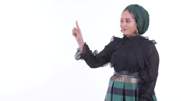 Gelukkig jonge Afrikaanse moslim vrouw aanraken van iets en op zoek verrast — Stockvideo