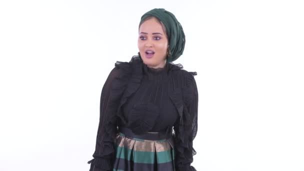 Jovem mulher muçulmana africana feliz recebendo boas notícias — Vídeo de Stock