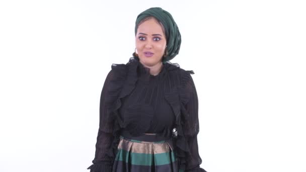 Gestresste junge afrikanische Muslimin bekommt schlechte Nachrichten — Stockvideo