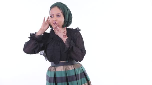Joven mujer musulmana africana escuchando y mirando sorprendida — Vídeos de Stock
