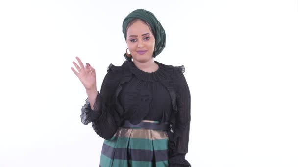 Šťastná mladá Africká muslimka se znakem OK — Stock video