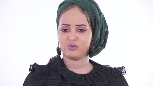 Πρόσωπο των σοβαρών νεαρή αφρικανική μουσουλμανική γυναίκα νεύμα κεφάλι όχι — Αρχείο Βίντεο