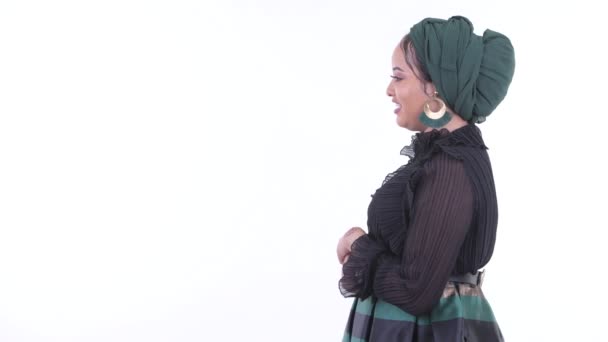 Vue du profil de jeune femme musulmane africaine heureuse parlant 