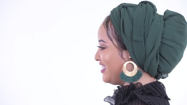 Närbild profil syn på lycklig ung afrikansk muslimsk kvinna pratar — Stockvideo