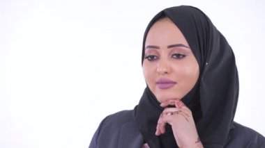 Mutlu genç Afrikalı Müslüman iş kadını düşünme ve yukarı bakıyor Yüzü