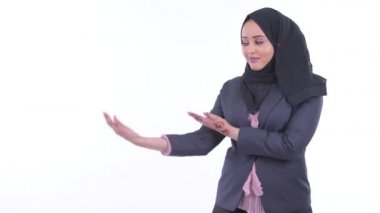 Mutlu genç Afrikalı Müslüman iş kadını bir şey gösterirken konuşuyor