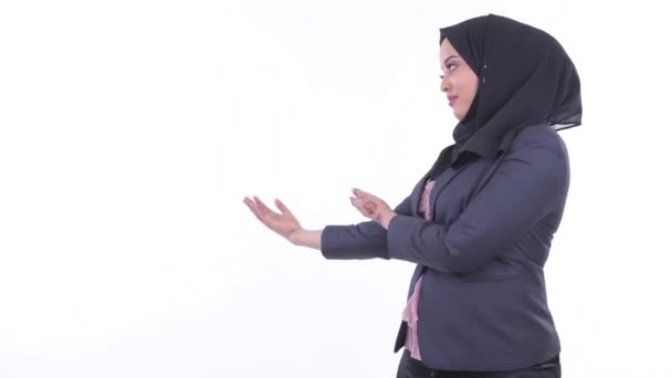 Šťastná mladá Africká Muslimská žena, která se vrací do zad — Stock video