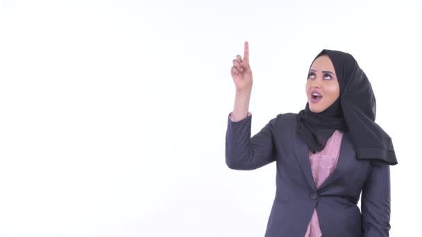 Щасливий молодий Африканський мусульманська бізнесжінка говорити, вказуючи вгору — стокове відео