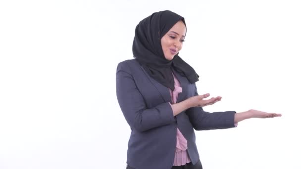 Ευτυχής νεαρή αφρικανική μουσουλμανική επιχειρηματίας παρουσιάζοντας κάτι — Αρχείο Βίντεο