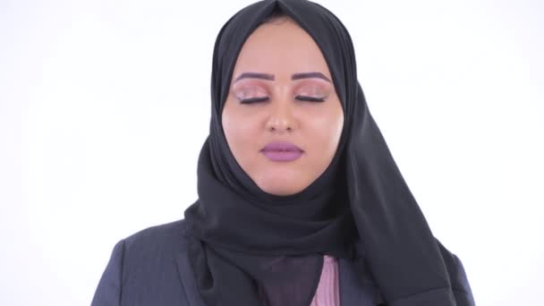 Лицо счастливой молодой африканской мусульманской бизнесвумен расслабляется с закрытыми глазами — стоковое видео