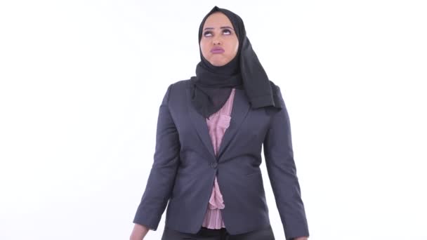 Підкреслив молодий Африканський мусульманин бізнесжінка шукає нудно і втомився — стокове відео