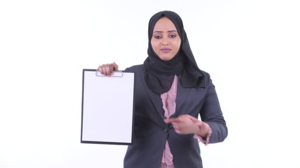 Feliz joven mujer de negocios musulmana africana mostrando portapapeles y dando pulgares hacia arriba — Vídeo de stock