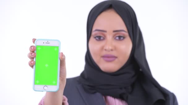 Rosto de feliz jovem Africano muçulmano empresária mostrando telefone — Vídeo de Stock