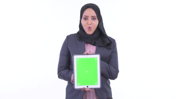 デジタルタブレットを示し、驚いて見える幸せな若いアフリカのイスラム教徒のビジネスウーマン — ストック動画