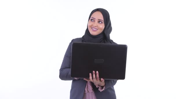 Šťastná mladá Africká Muslimská žena při používání přenosného počítače — Stock video