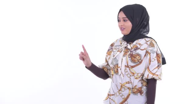 Счастливая молодая африканская мусульманка трогает что-то и выглядит удивленной — стоковое видео