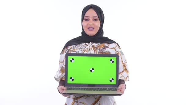 Ευτυχής νεαρή αφρικανική μουσουλμανική γυναίκα μιλάει ενώ δείχνει το laptop — Αρχείο Βίντεο