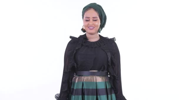 Boldog fiatal gyönyörű afrikai muszlim nő mosolygós — Stock videók