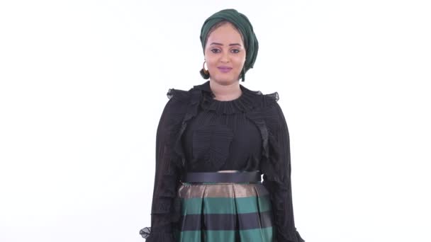 Gelukkig jonge mooie Afrikaanse moslim vrouw zwaaiende hand — Stockvideo