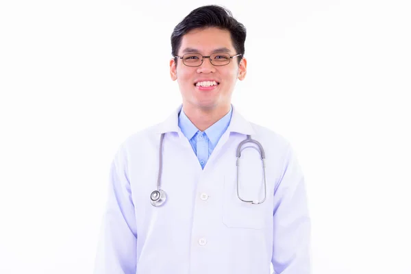 Felice giovane bello asiatico uomo medico sorridente — Foto Stock