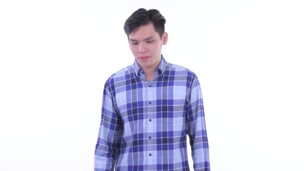 Triste jovem asiático hipster homem dando polegares para baixo — Vídeo de Stock