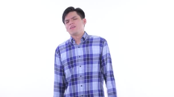 Stressad ung asiatisk hipster man få dåliga nyheter — Stockvideo