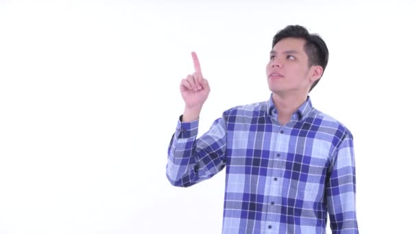 Stressad ung asiatisk hipster man tänkande och pekar uppåt — Stockvideo
