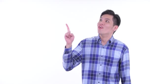 행복한 젊은 아시아 hipster 남자 가리키는 과 보고 놀랄 — 비디오