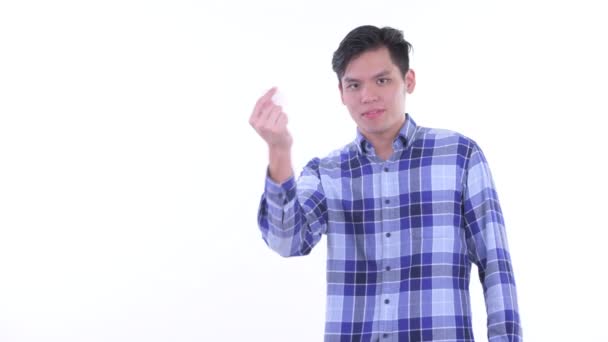 Mutlu genç Asya hipster adam parmaklarını şıklatma ve bir şey gösteren — Stok video